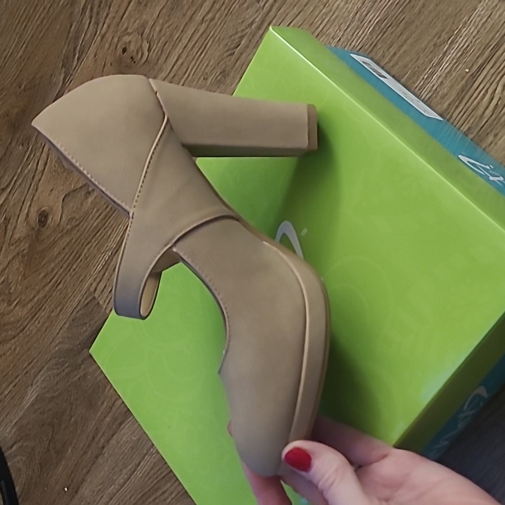 Heels - Picture 3 of 4